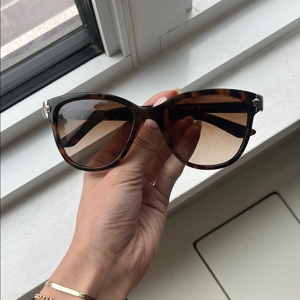 Versace Tortose Sunglasses with Brown Gradient Lenses - Picture 4 of 12